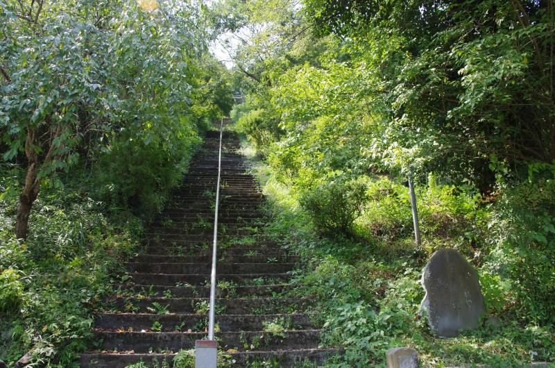 神社石段のたもと